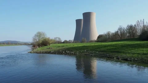 Nuclear power plant by the river Vídeo Stock 151973848