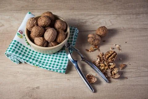 Nueces sobre madera Stock Photos