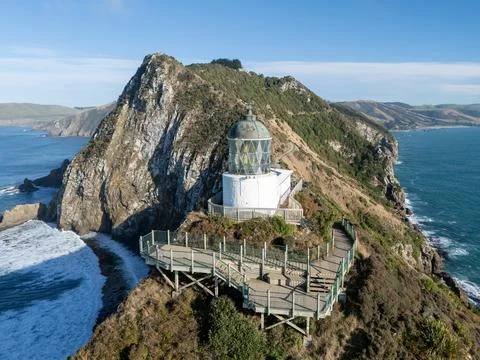 Nugget Point Lighthouse on dramatic coastal cliffs, Otago, New Zealand Stock Photos
