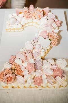 Number 2 Cake Decorated with Macarons and Flowers Foto stock