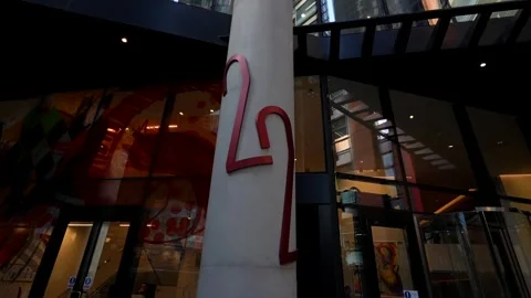 The number 22 displayed on a column outside a modern glass building in London Vidéo 295796242