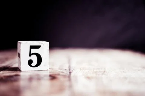 Number 5 isolated on dark background- 3D number five isolated on vintage wood Foto stock