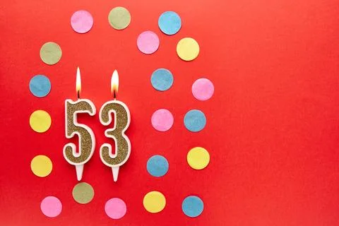 Number 53 on a red background with colored confetti. Happy birthday candles.. Foto stock