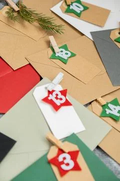 Number on craft envelopes notes with tasks before Christmas holidays. Fema... Foto stock