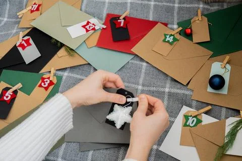 Number on craft envelopes notes with tasks before Christmas holidays. Fema... 库存照片