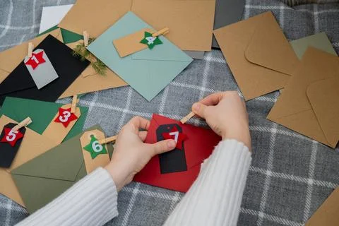 Number on craft envelopes notes with tasks before Christmas holidays. Female Foto stock