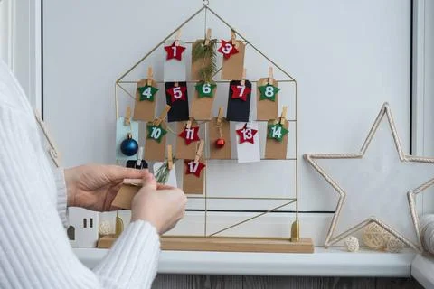 Number on craft paper notes with tasks before Christmas holidays. Female m... Foto stock