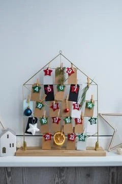 Number on craft paper notes with tasks before Christmas holidays. Female making Foto stock