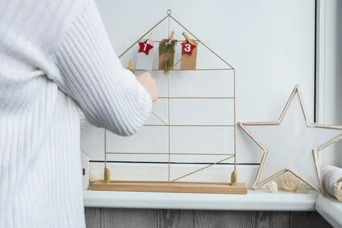 Number on craft paper notes with tasks before Christmas holidays. Female making Foto stock