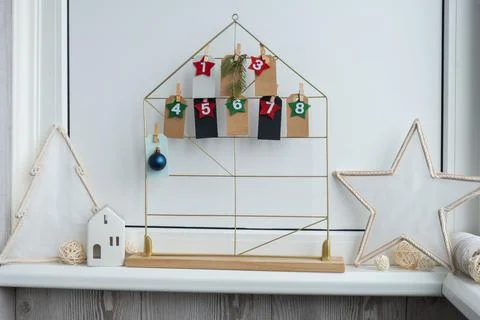 Number on craft paper notes with tasks before Christmas holidays. Female making Foto stock