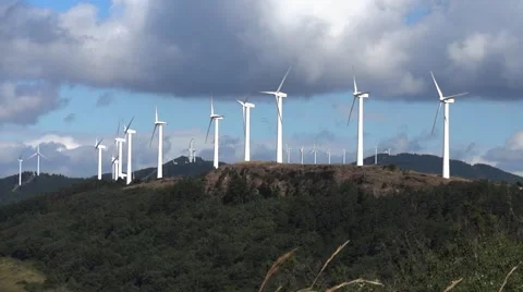 Number of wind turbines located on top of a wooded hill 01 Vídeos de archivo 59556292