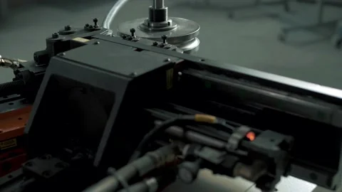 Numerically controlled machine bends the desired shape out of an aluminum tube. Stockbeeldmateriaal 179703389