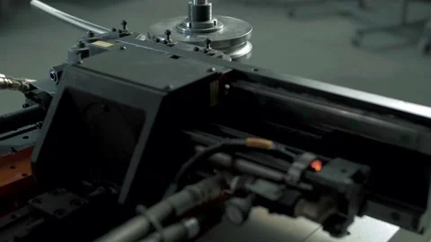 Numerically controlled machine bends the desired Stockbeeldmateriaal 192608110