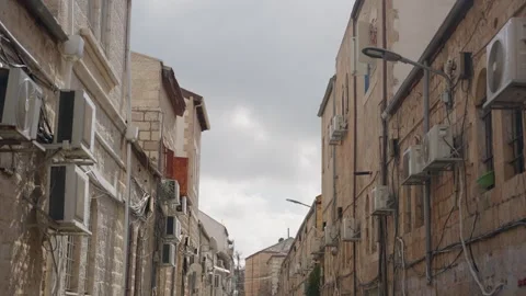 Numerous air conditioning units on ancient buildings in Jerusalem Vídeos de archivo 339205256