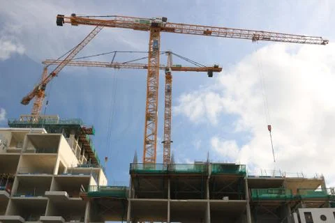 Numerous cranes for lifting materials on a construction site. Co Foto stock