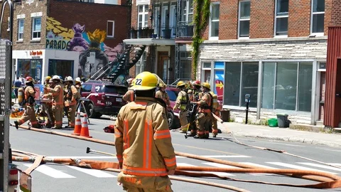 Numerous firefighters at building fire Video stock 114798768