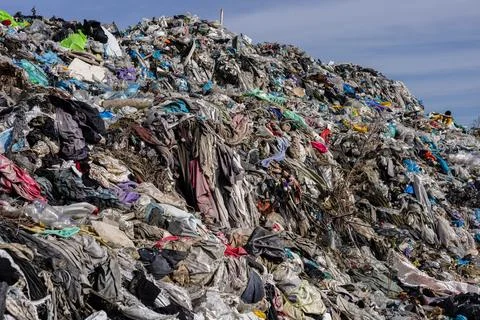 Numerous layers of garbage and discarded materials stack up at a landfill, .. 库存照片