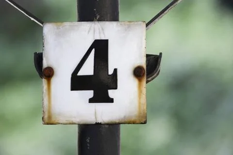 Nummer 4 Blechschild mit der Nummer 4 an einem Metallpfosten Copyright: xZ... Stock Photos