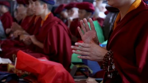 Nuns hand moves in slowmotion Vídeo Stock 121962918