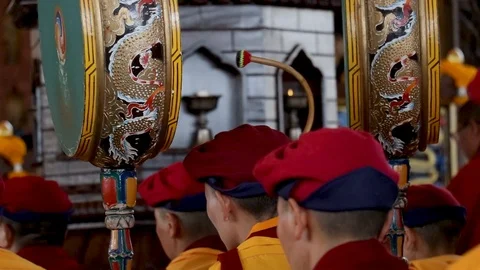 Nuns playing the ritual drums inside the monastery in ladakh Stockbeeldmateriaal 121951920