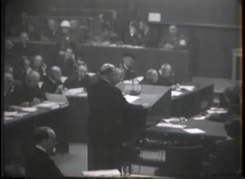 NUREMBERG - 1946: Bare table against a panelled court wall 库存影片 342921067