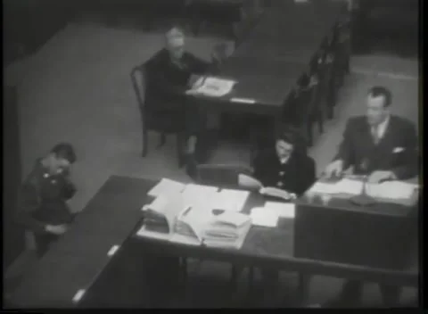NUREMBERG - 1946: Uniformed man with papers on the court floor 库存影片 342921099