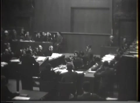 NUREMBERG - 1946: War crimes hearing — High view from dock to witness box 库存影片 343320809