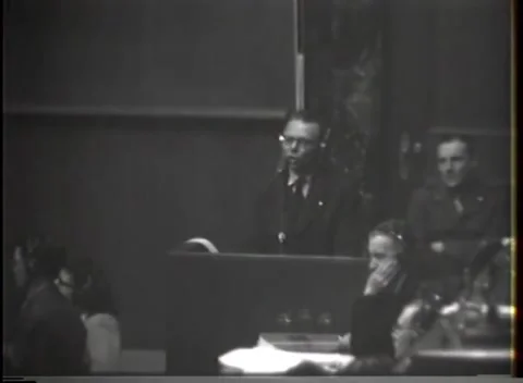 NUREMBERG - 1946: War crimes hearing — Listener rests chin below witness box Vídeos de archivo 343320835
