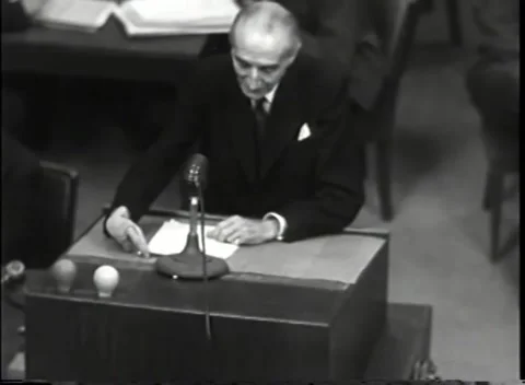 NUREMBERG - 1946: War Crimes Trials — Hands spread wide to press a point 库存影片 342919400