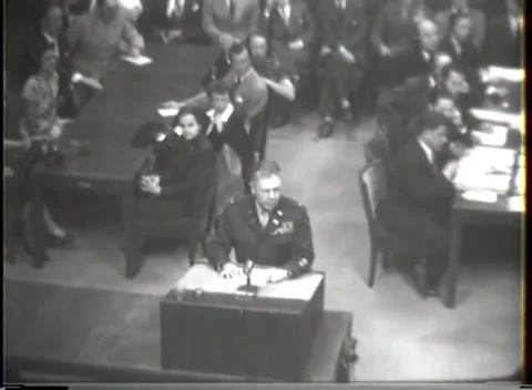 NUREMBERG - 1947: I.G. Farben case — Camera crosses from lectern to dock Vídeo Stock 343320904