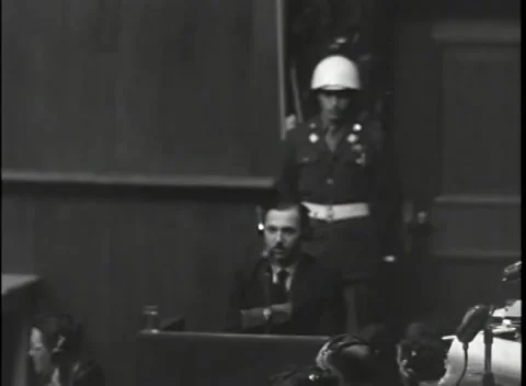 NUREMBERG, GERMANY - 1946: War Crimes Trials — Witness past headphoned heads Vídeo Stock 342920626