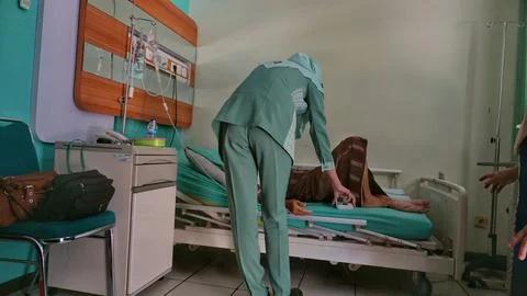 A nurse administers an IV drip Foto stock