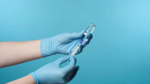 Nurse draws a medicinal solution into a syringe Stock Footage 171543059