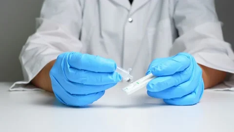 Nurse drops specimen test liquid in rapid test cassette for detection of Co.. Vídeo Stock 229340025
