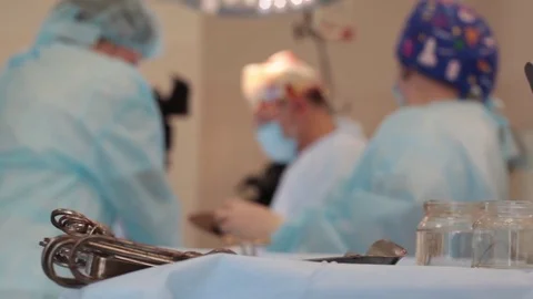The nurse in the foreground with a table on which lay surgical instruments Vídeos de archivo 70807668