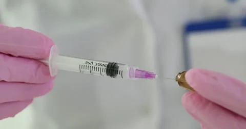 Nurse hand inserts syringe into ampoule with medication Vídeo Stock 283780268