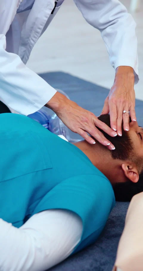 Nurse, hands and training with doctor for CPR, first aid practice and emergency 库存影片 338222002