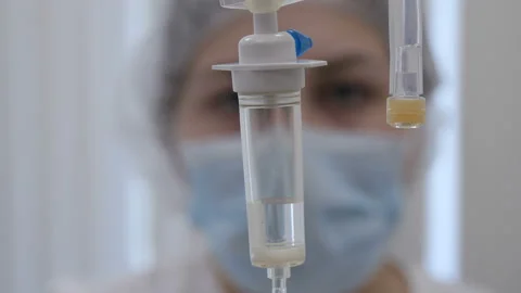 Nurse looks at drip on close-up Video stock 92106155