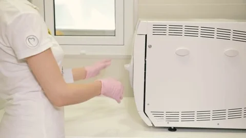 The nurse opens the equipment 動画素材 83236640