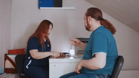 Nurse performs medical testing in private residence. Tranquil domestic setting Video stock 342338451