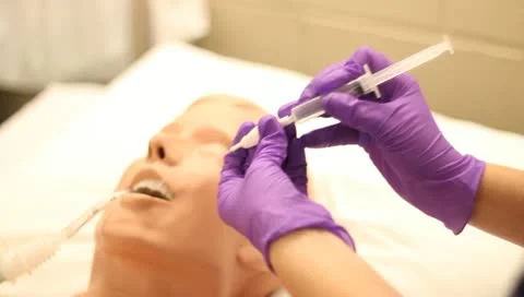 Nurse practicing on dummy injection Vídeo Stock 10708895