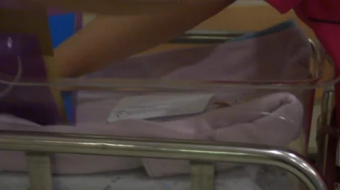 Nurse preparing for birth Vidéo 39353692
