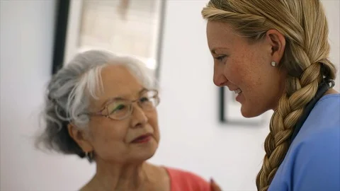 Nurse speaking with an elderly patient. Vidéo 88369972
