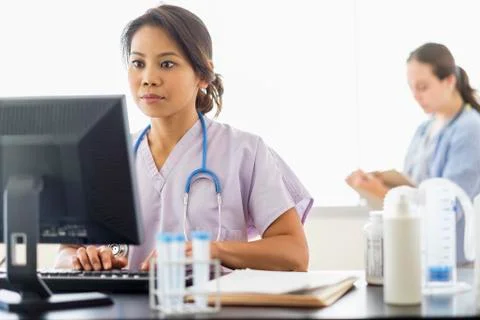 Nurse using computer in hospital Foto stock