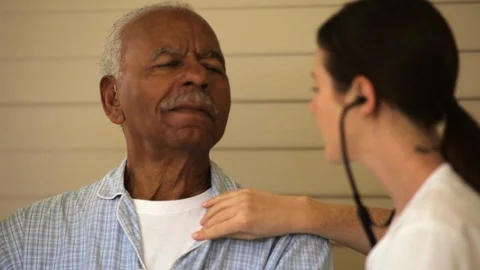Nurse using a stethoscope on a senior man. Vidéo 88341767