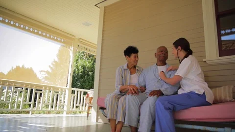 Nurse using a stethoscope on a senior man. 库存影片 88341776