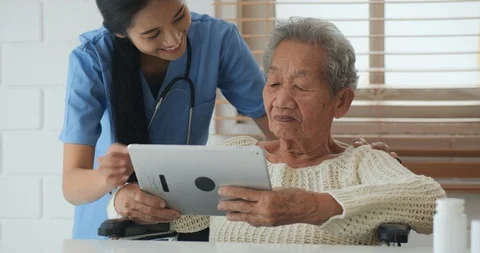 A nurse using tablet to talk with elderly woman. Stock Footage 125003279
