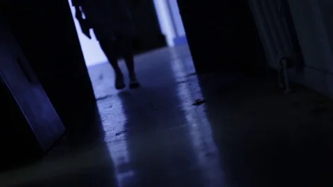 Nurse walking down on a hallway Vídeo Stock 85191881