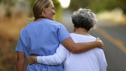 Nurse walking with an elderly patient. Vídeo Stock 88369812