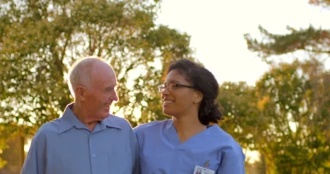 Nurse walking with a senior man. Vidéo 88372154